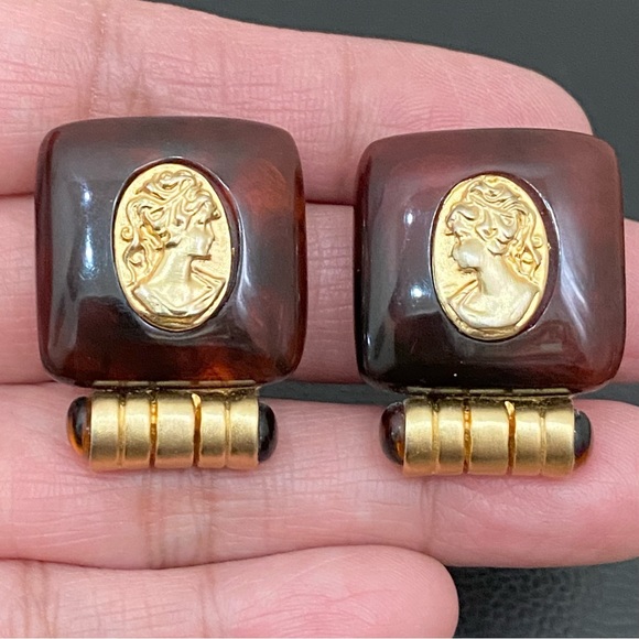 Vintage Unsigned Amber Lucite Victorian Lady Cameo Clip Earrings 22.6g - Picture 6 of 14